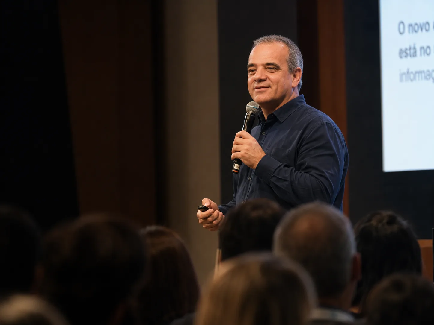 Cássio Mori durante uma palestra